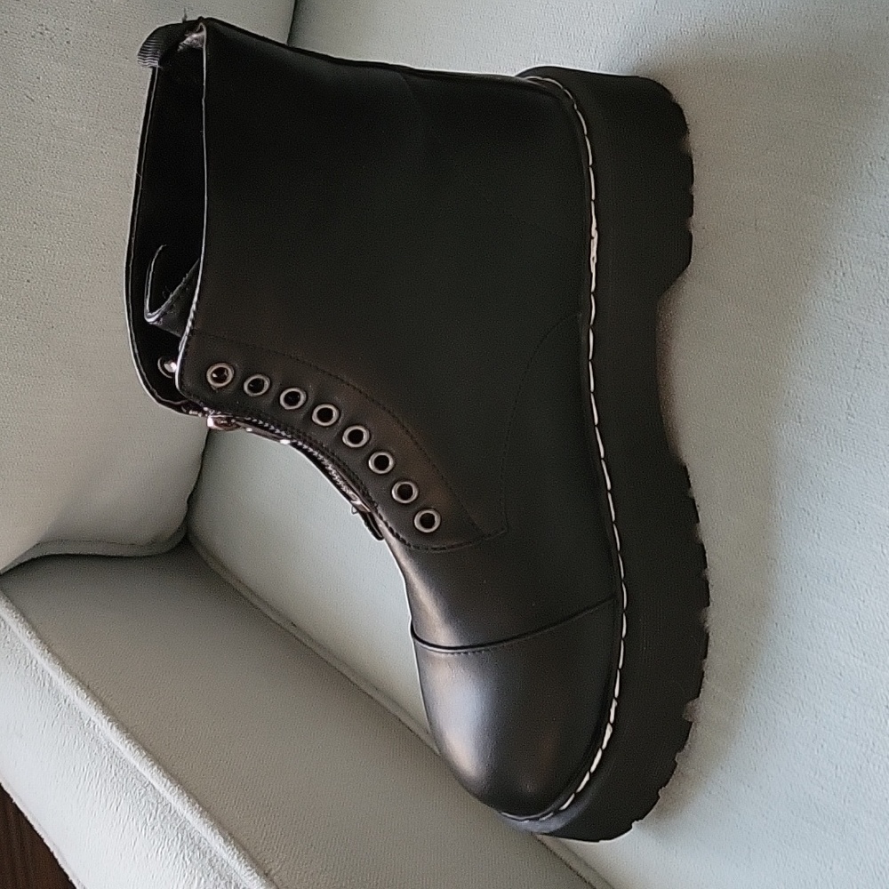 Boots - Picture 4 of 5